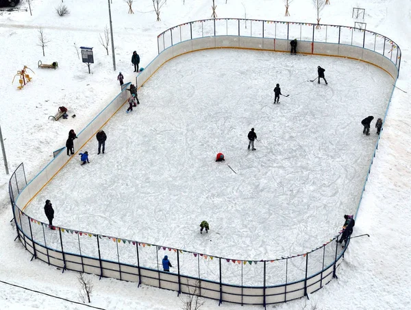 Sportovní hry na ledě ve dvoře — Stock fotografie