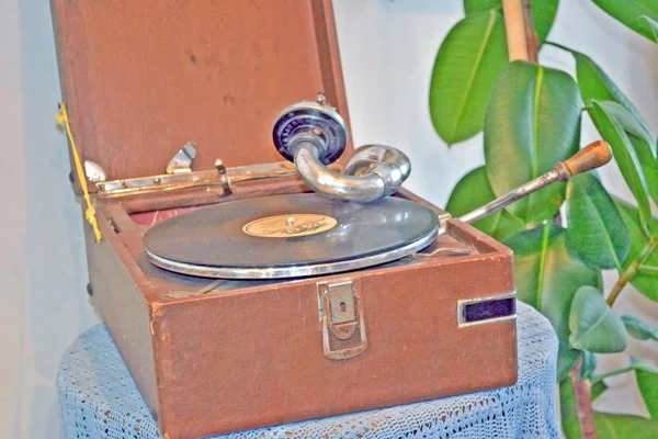 Ретро-граммофон с виниловой пластиной — стоковое фото