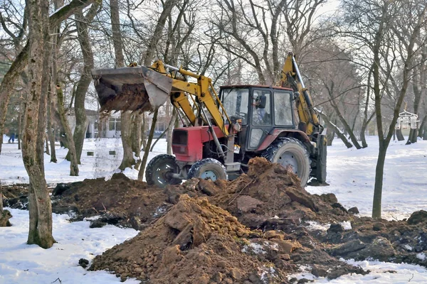 Utgrävning arbeta på prestation i city park — Stockfoto