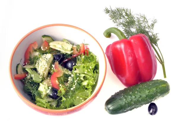 Salade de légumes de concombres, poivron rouge et olives noires avec s — Photo