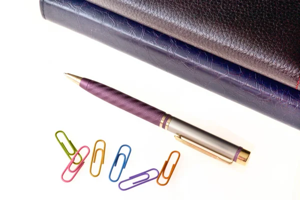 Business stilleben från en dagbok, pennor och gem — Stockfoto