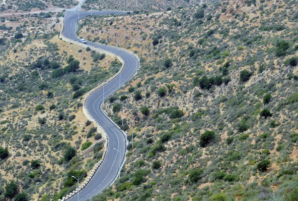 A winding mountain road with a bird's eye view of Agadir, Morocc — Stock Photo, Image