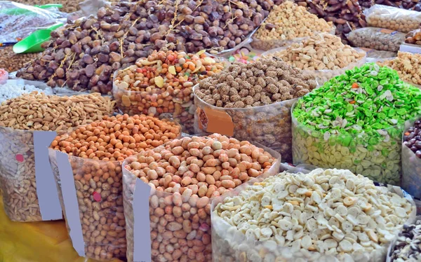 Vendita sul mercato di frutta secca e frutta a guscio — Foto Stock