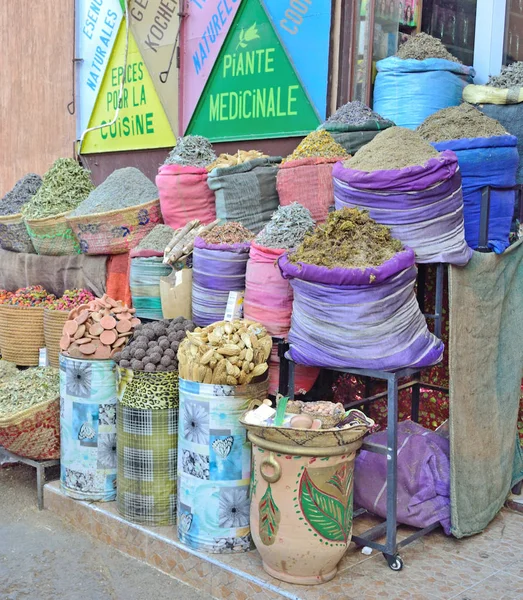 Verkoop van kruiden en specerijen op de markt in Marrakech in Marokko — Stockfoto