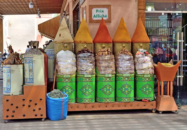 Vendita di spezie sul mercato a Marrakech in Marocco — Foto Stock