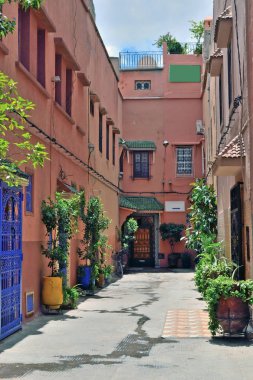 Avluda bir yerleşim bölgesinde Marakeş, Fas