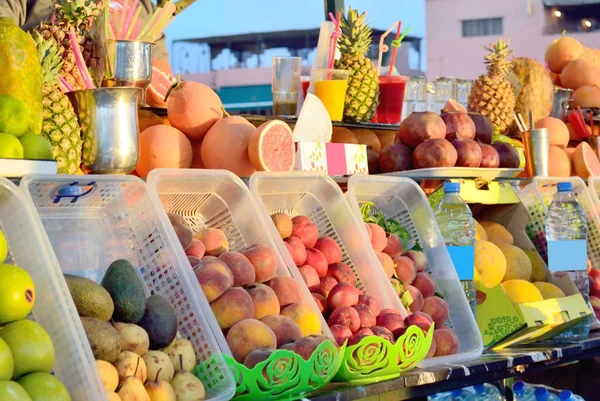 신선한 과일 주스의 판매 — 스톡 사진