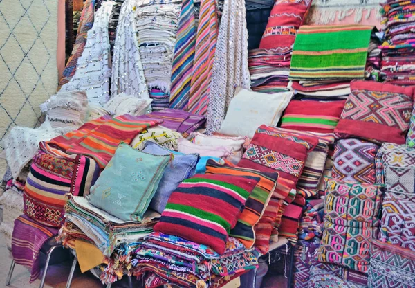 Venda de têxteis para casa em Marrakech, Marrocos — Fotografia de Stock