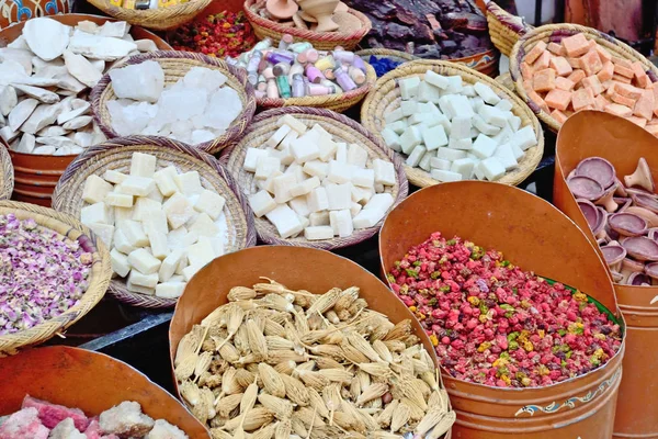 Vente de saveurs sèches sur le marché de Marrakech au Maroc — Photo