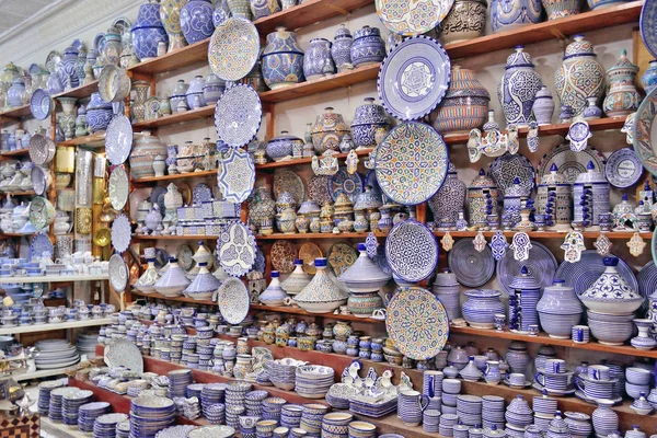 Verkoop van aardewerk versierd met Marokkaanse sieraad in Marrakech — Stockfoto