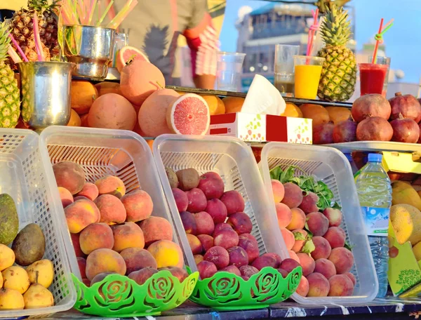 신선한 과일 주스의 판매 — 스톡 사진