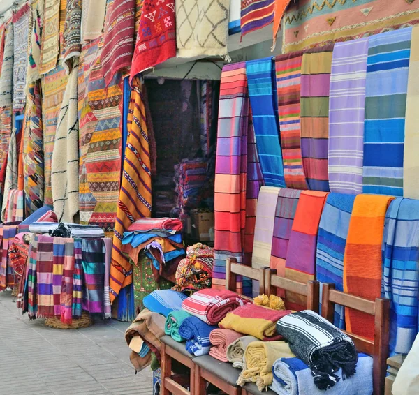 Продажа текстиля ручной работы на рынке — стоковое фото