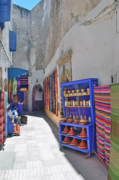 Verkoop van handgemaakte textiel in de straten van Marokko — Stockfoto
