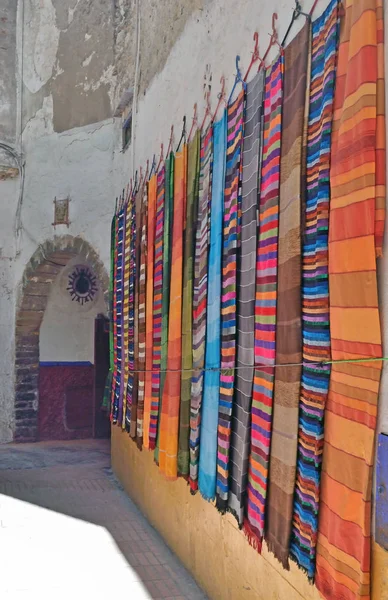 Prodej ručně vyráběné textilií v ulicích Maroka — Stock fotografie