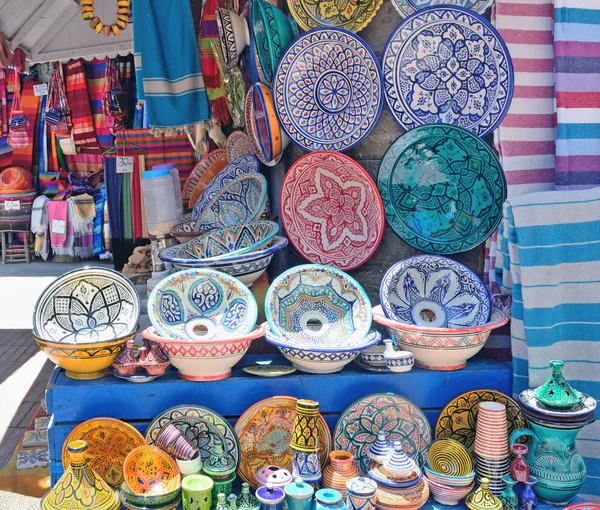 Vendita di ceramiche decorate con ornamento marocchino a Marrakech — Foto Stock