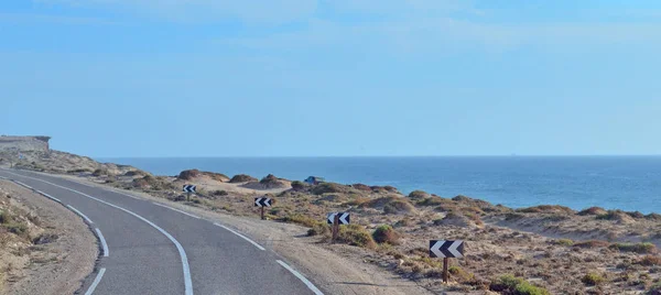 La strada costeggia il mare — Foto Stock