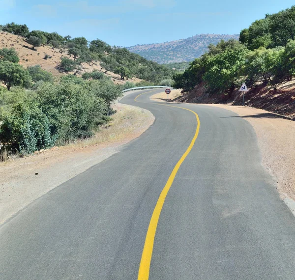 Una strada tortuosa negli altopiani — Foto Stock