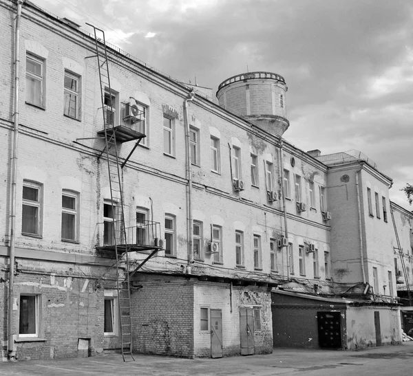 Nádvoří staré průmyslové budovy je černá a bílá — Stock fotografie