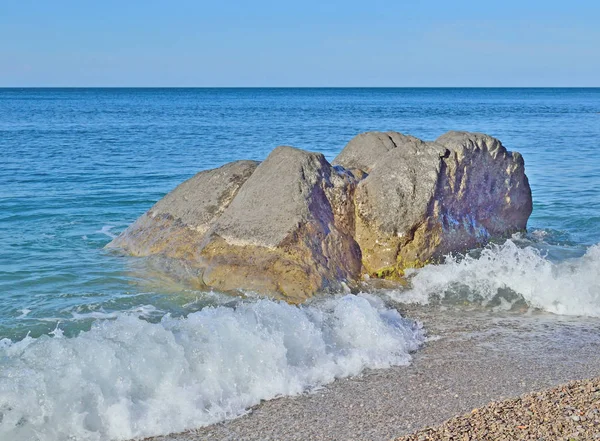 Paisaje marino con dos enormes piedras en la orilla —  Fotos de Stock