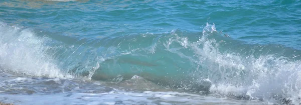 海の波が海岸にロールします。 — ストック写真