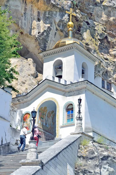 Orthodoxe tempel in de bergen — Stockfoto