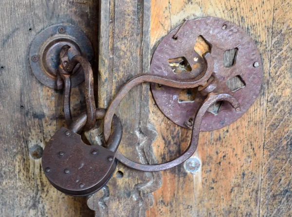 Padlock on the old door — Stock Photo, Image