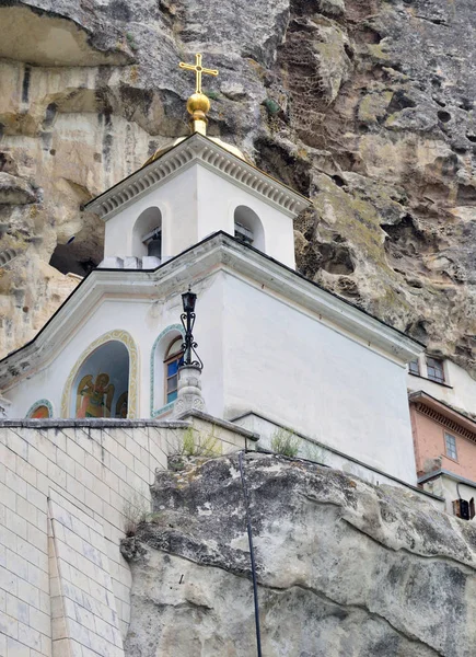 Templo ortodoxo en las montañas — Foto de Stock