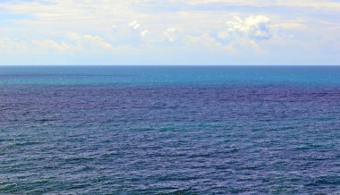 Deniz ve gökyüzü, arka plan arasında bir ufuk çizgisi ile deniz manzarası