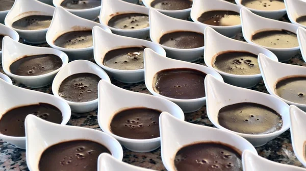 Dessert au chocolat dans de petites tasses de service — Photo