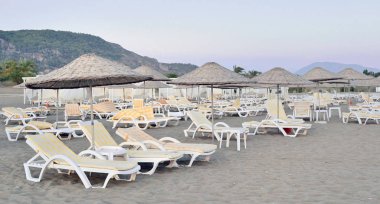 ıssız bir kumsala bir dinlenme olmadan