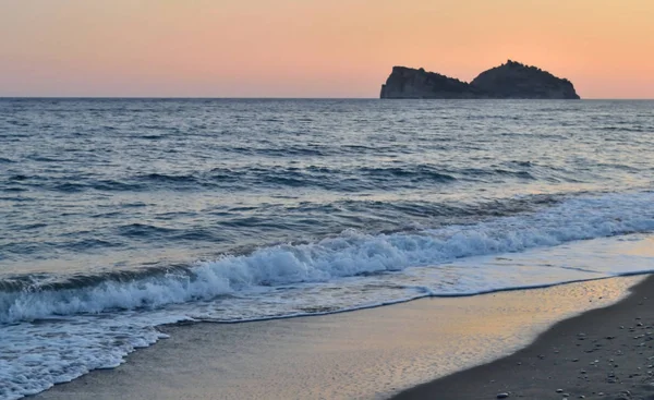 Akşam gün batımı ile deniz manzarası — Stok fotoğraf