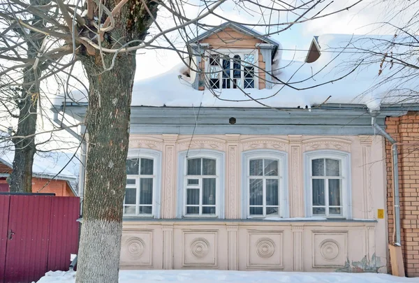 Obytný dům v růžové barvě v ruském vnitrozemí — Stock fotografie