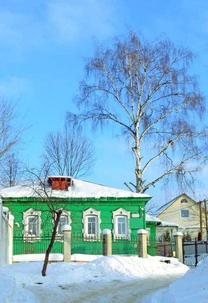 Casa de madera de color verde en el interior ruso — Foto de Stock