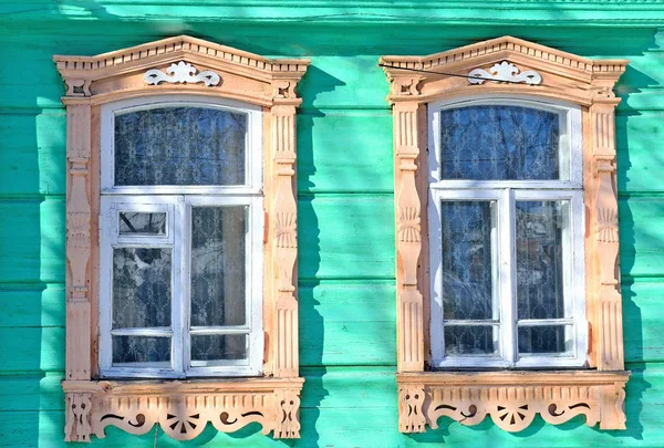 Two windows on the wall of a wooden house in the Russian style — Stock Photo, Image