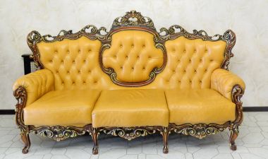 Klasik stil parlak sarı renkte kanepe