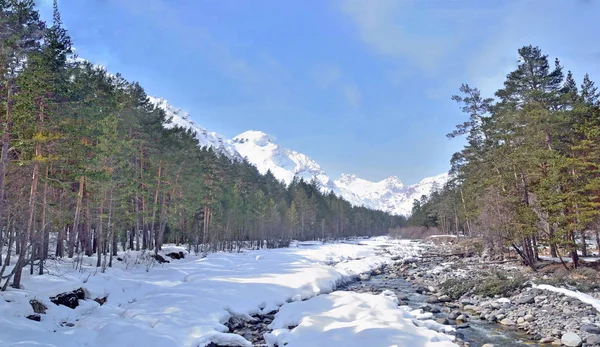 Paisaje de montaña con un río de montaña cubierto de nieve —  Fotos de Stock