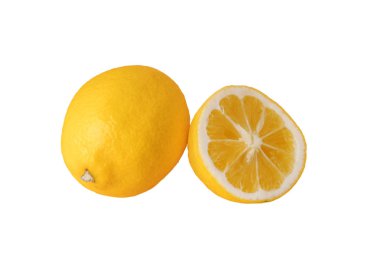Limon. Beyaz bir arka planda yarım dilimlenmiş.