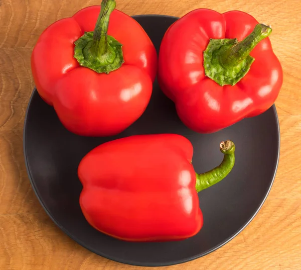 Pimenta Vermelha Uma Chapa Uma Tábua Madeira — Fotografia de Stock