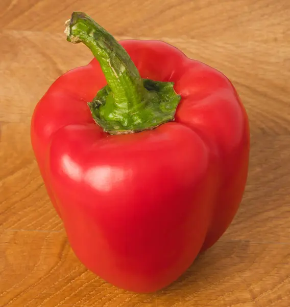 Pimiento Rojo Sobre Una Tabla Madera — Foto de Stock