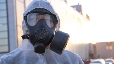 Hastalıklı bölgede solunum cihazında biri var.