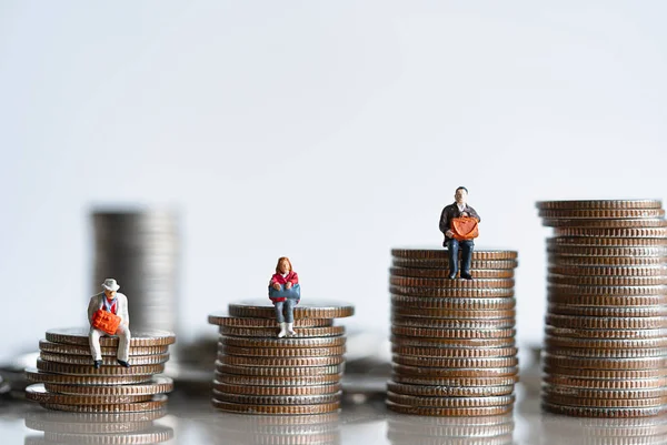 Miniaturmenschen Ältere Menschen Die Auf Einem Münzstapel Sitzen Altersvorsorge Geld — Stockfoto