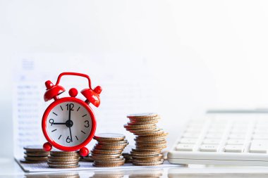 Birikmiş paralar ve büyüyen paralar için kırmızı alarm saati. İş yatırımı büyüme konsepti. Emeklilik ve Emeklilik, Zaman geçirme kavramı.