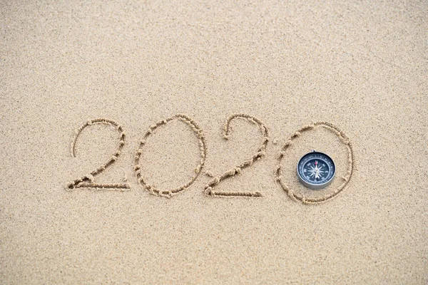 Kompas Wiadomość 2020 Napisane Piasku Tle Plaży Koncepcja Wizji 2020 — Zdjęcie stockowe