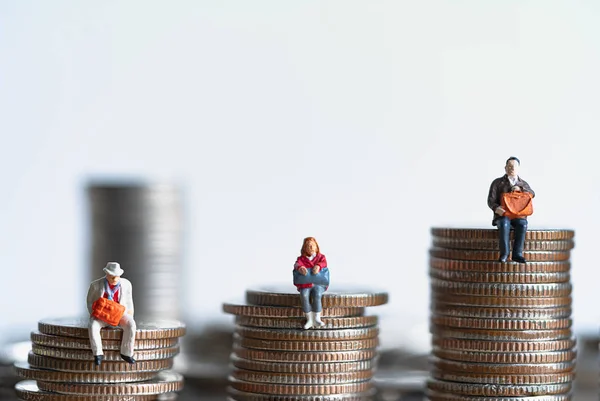 Miniaturmenschen Ältere Menschen Die Auf Einem Münzstapel Sitzen Altersvorsorge Geld — Stockfoto