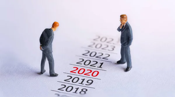 红色2020年 商人站在白纸背景上 商业愿景和商业战略的概念 成功概念 — 图库照片