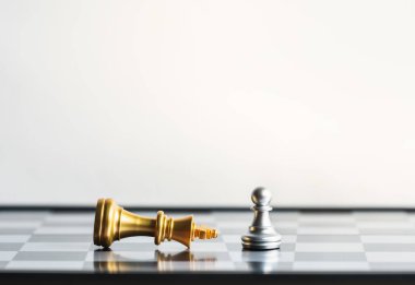 Papaz yere yatar ve piyonlar ayakta durur. Beyaz arka planda pazar hedef stratejisi için iş lideri konsepti ve metin için bedava fotokopi alanı. Rekabet ve kazananlar iş yapıyor. Satranç kralı