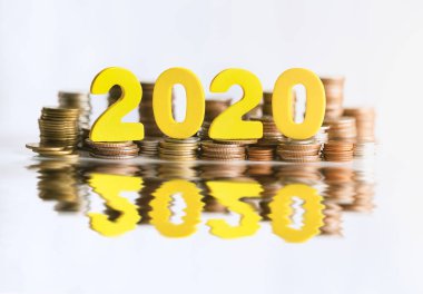 2020 numaralı tahta blok bozuk para yığını. Pasif gelir. Yatırım ve emeklilik. İş yatırımı büyüme konsepti. Risk yönetimi. Bütçe 2020. Emeklilik fonu.