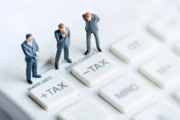 Hombres Negocios Pie Calculadora Cálculo Pago Impuestos Tipos Interés Financieros — Foto de Stock