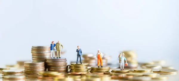 Miniaturmenschen Die Auf Einem Stapel Münzen Stehen Ungleichheit Und Soziale — Stockfoto