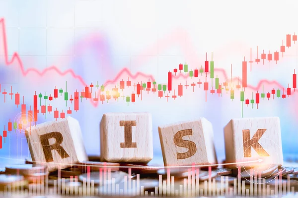 Drewniany Blok Słowo Risk Stos Monet Pojęcie Ryzyka Finansowego Zarządzanie — Zdjęcie stockowe
